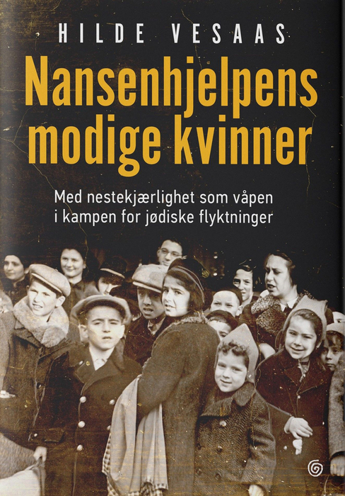 Bokomslag. En gruppe barn og noen kvinner. Sort-hvitt bilde. Teksten "Hilde Vesaas, Nansenhjelpens modige kvinner"