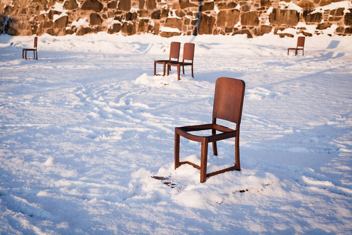 Stoler uten sete plassert spredt på en åpen, snødekt plass.