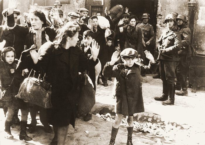 Bildet viser en folkemende og en liten gutt med hendene i været, samt tyskere som peker mot dem med geværer