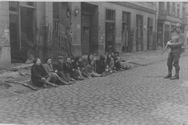 Foto av ghettoinnbyggere som sitter på gaten
