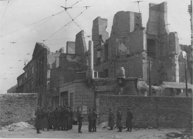 Tyske soldater i ruinene av Warszawa-ghettoen etter at oppstanden er slått ned.