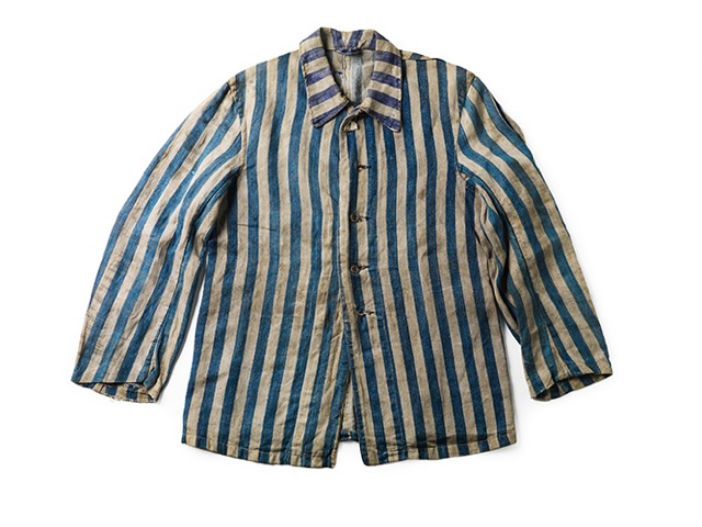 En blå og hvit stripete overdel. Fangedrakt fra Auschwitz.