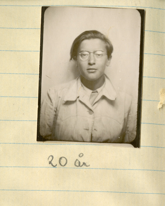 Portrettbilde av en ung kvinne med briller og oppsatt hår