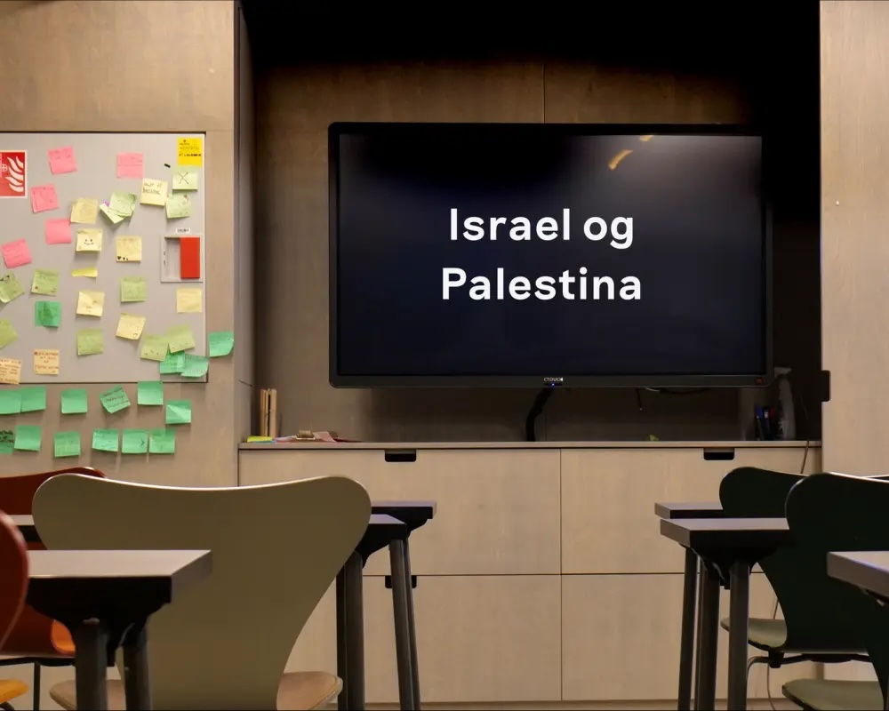 Klasserom med tavle der det står skrevet "Israel og Palestina"